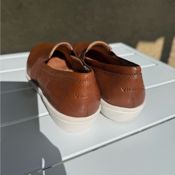 Vionic Tan Leather Slip-On Loafers size 7.5 - Picture 4 of 13